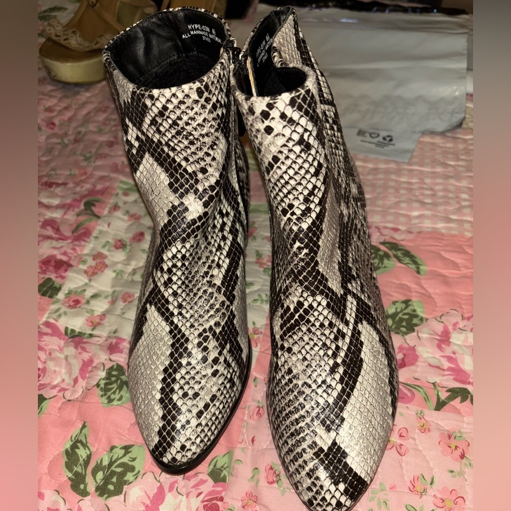 NWOT. Bamboo Snakeskin Pattern Ankle Boots